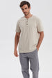 Polera hombre beige con tres botones frontales y diseño simple