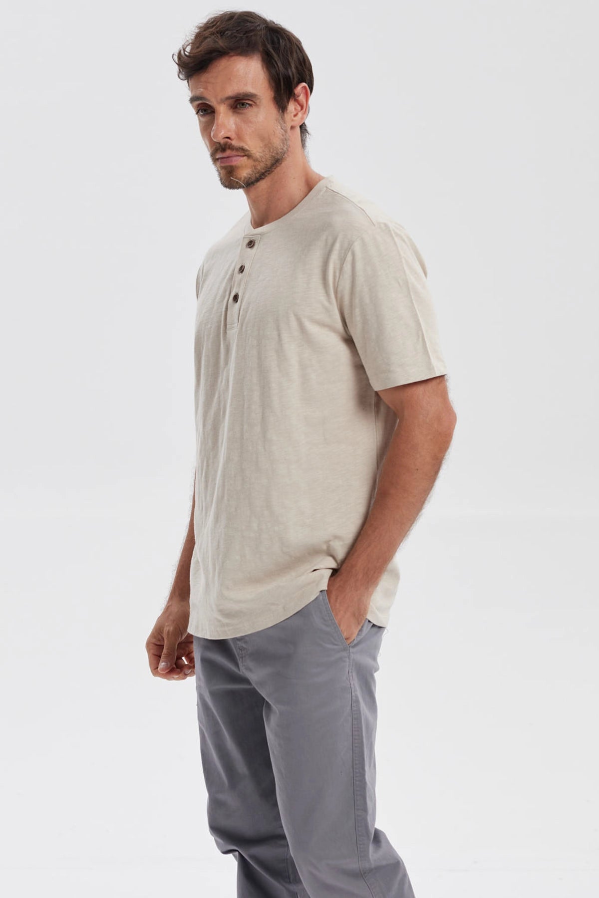 Polera hombre beige con tres botones frontales y diseño simple