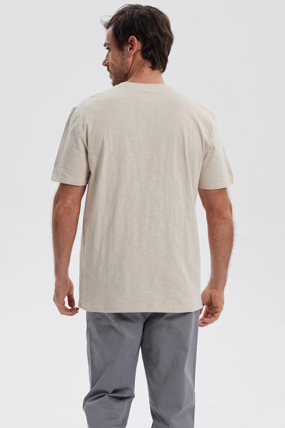 Polera hombre beige con tres botones frontales y diseño simple
