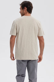 Polera hombre beige con tres botones frontales y diseño simple