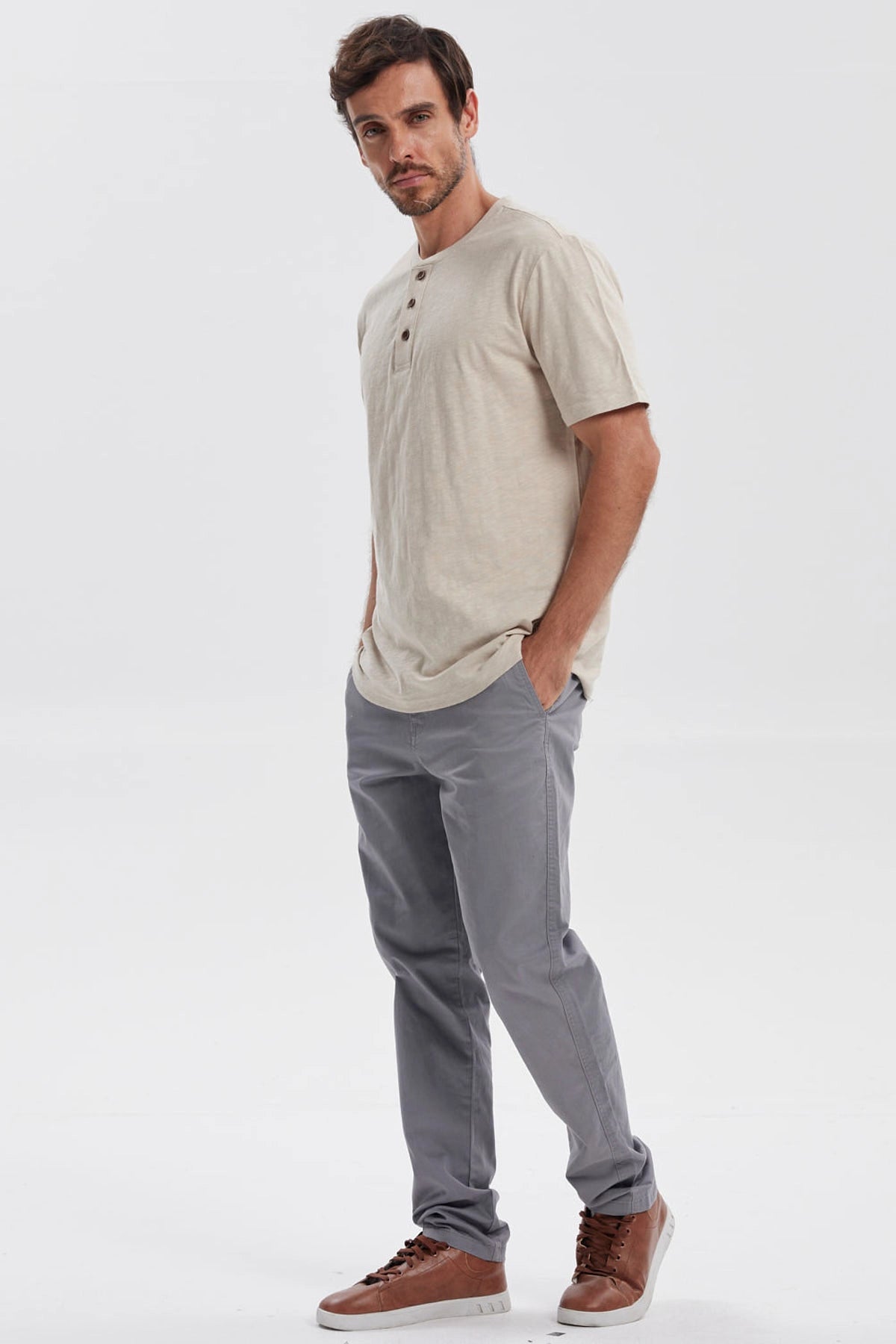 Polera hombre beige con tres botones frontales y diseño simple