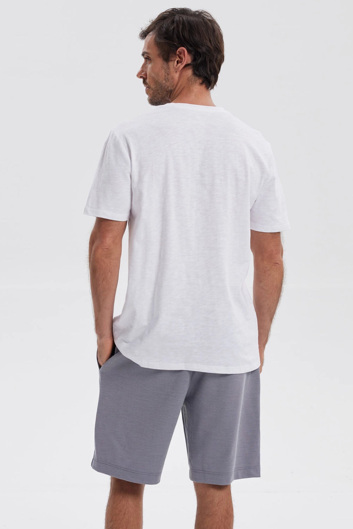 Polera hombre blanca con tres botones en el pecho y manga corta