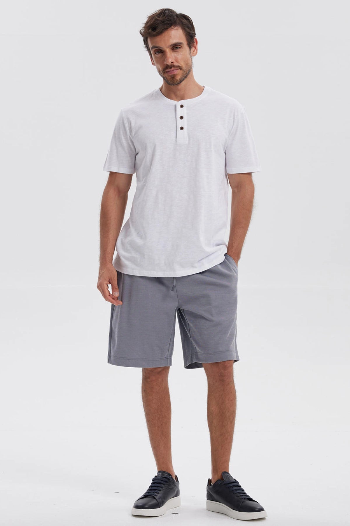 Polera hombre blanca con tres botones en el pecho y manga corta