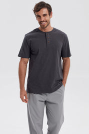 Polera gris hombre con tres botones y diseño casual sin estampados visibles