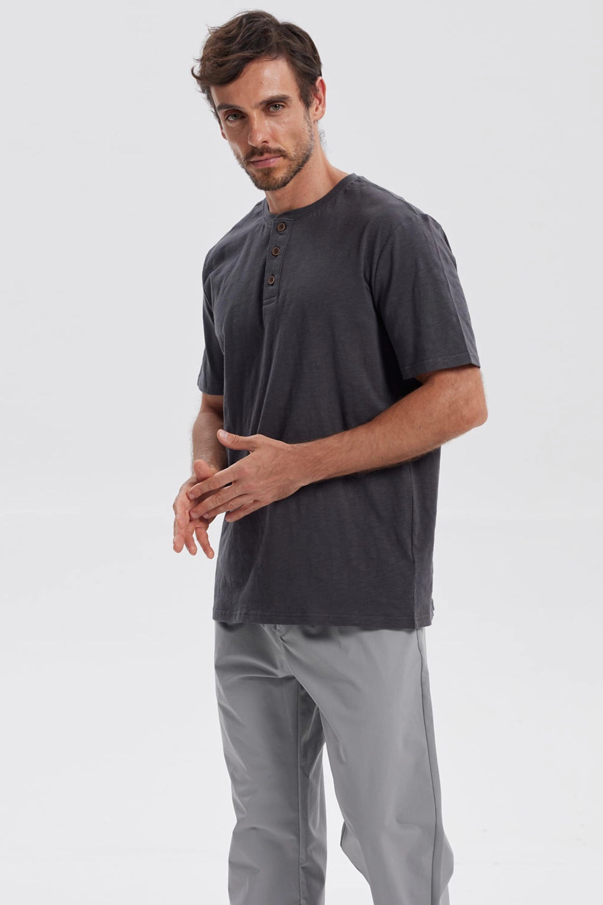Polera gris hombre con tres botones y diseño casual sin estampados visibles