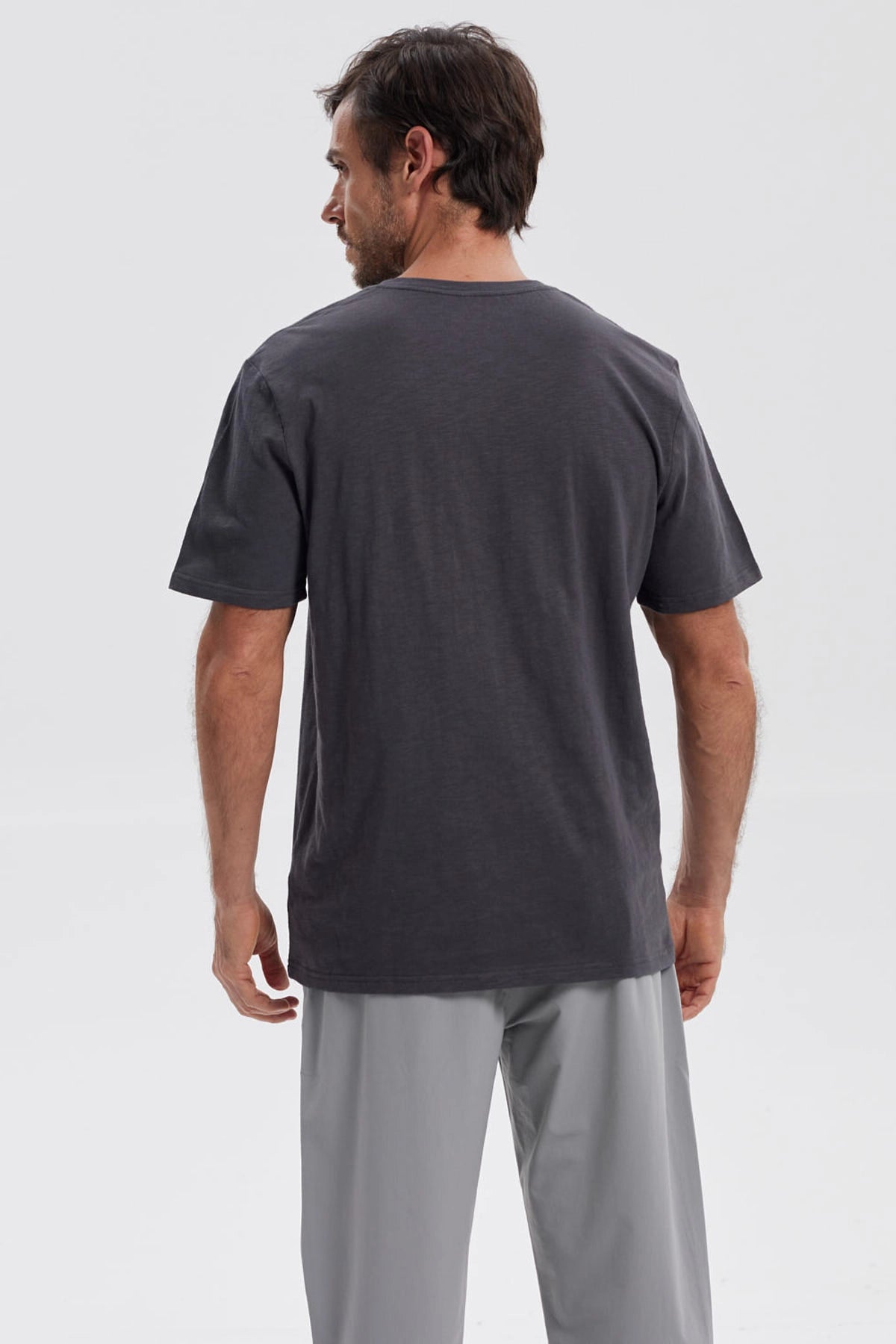 Polera gris hombre con tres botones y diseño casual sin estampados visibles