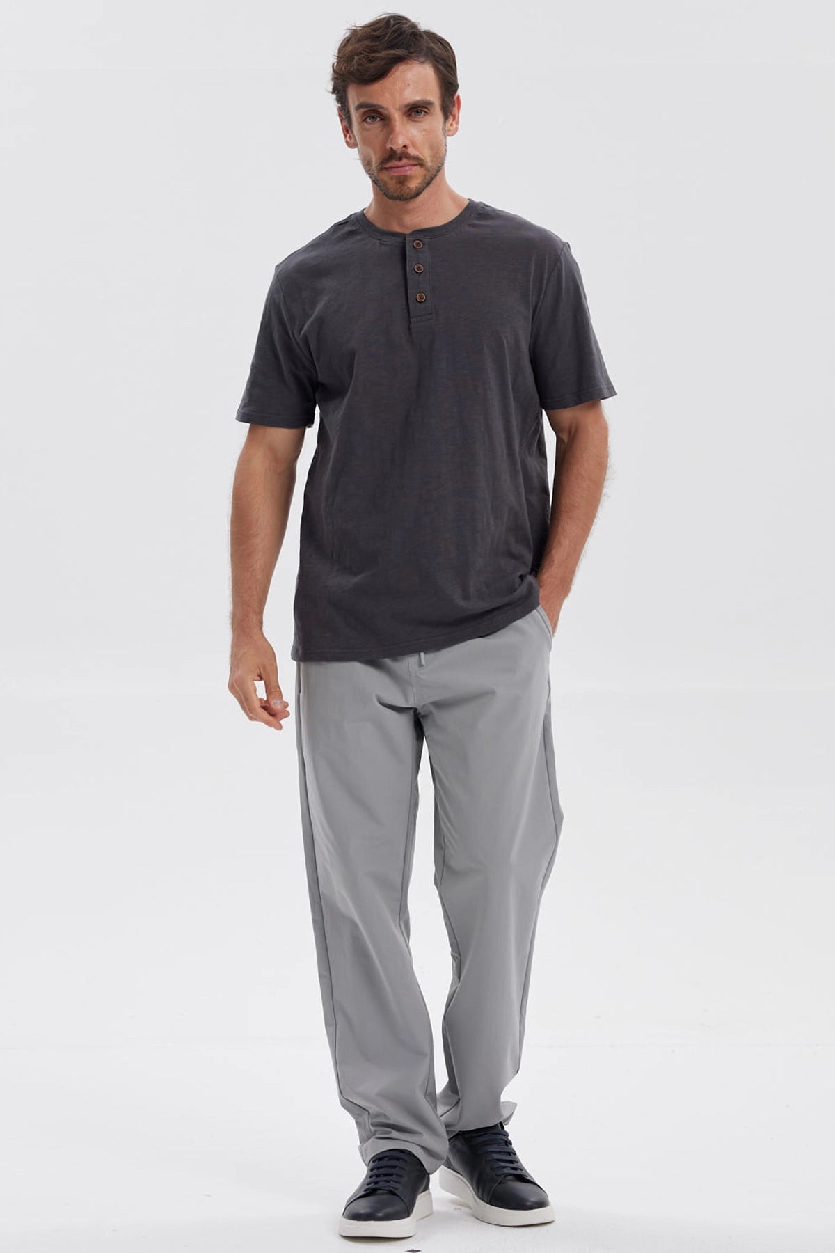 Polera gris hombre con tres botones y diseño casual sin estampados visibles