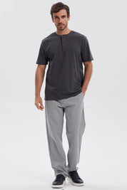 Polera gris hombre con tres botones y diseño casual sin estampados visibles