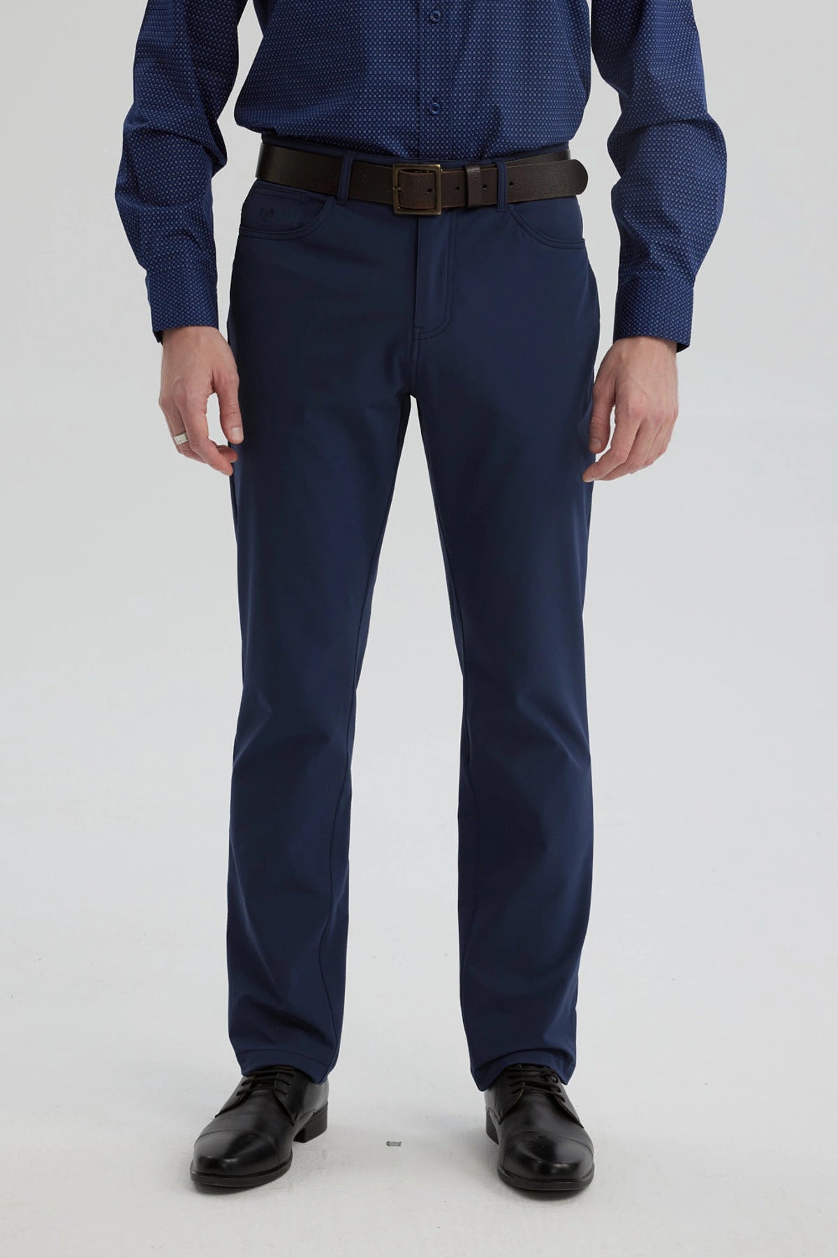 Pantalón hombre azul marino con diseño 5 bolsillos estilo clásico liso ideal para combinar en ocasiones formales o casuales