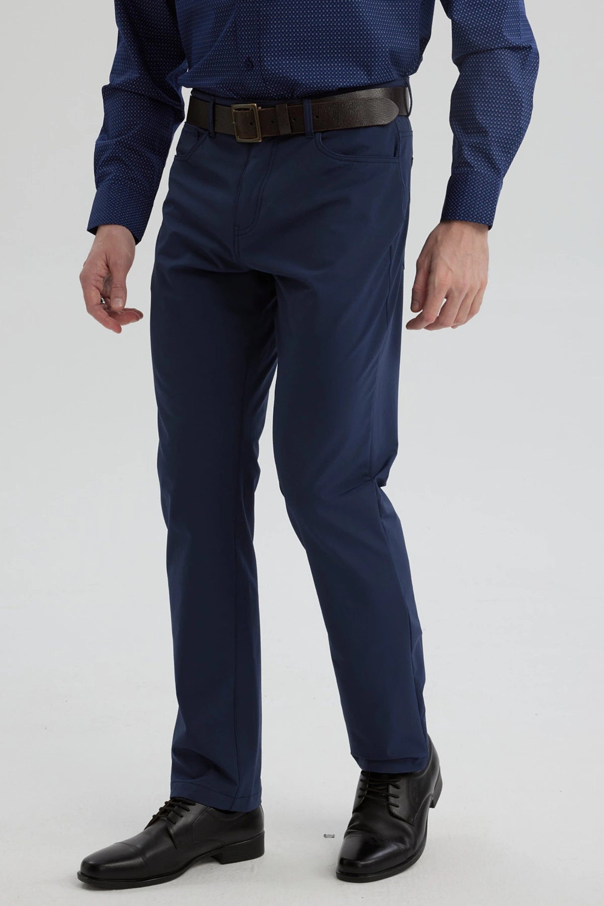 Pantalón hombre azul marino con diseño 5 bolsillos estilo clásico liso ideal para combinar en ocasiones formales o casuales