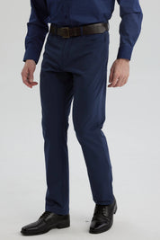 Pantalón hombre azul marino con diseño 5 bolsillos estilo clásico liso ideal para combinar en ocasiones formales o casuales