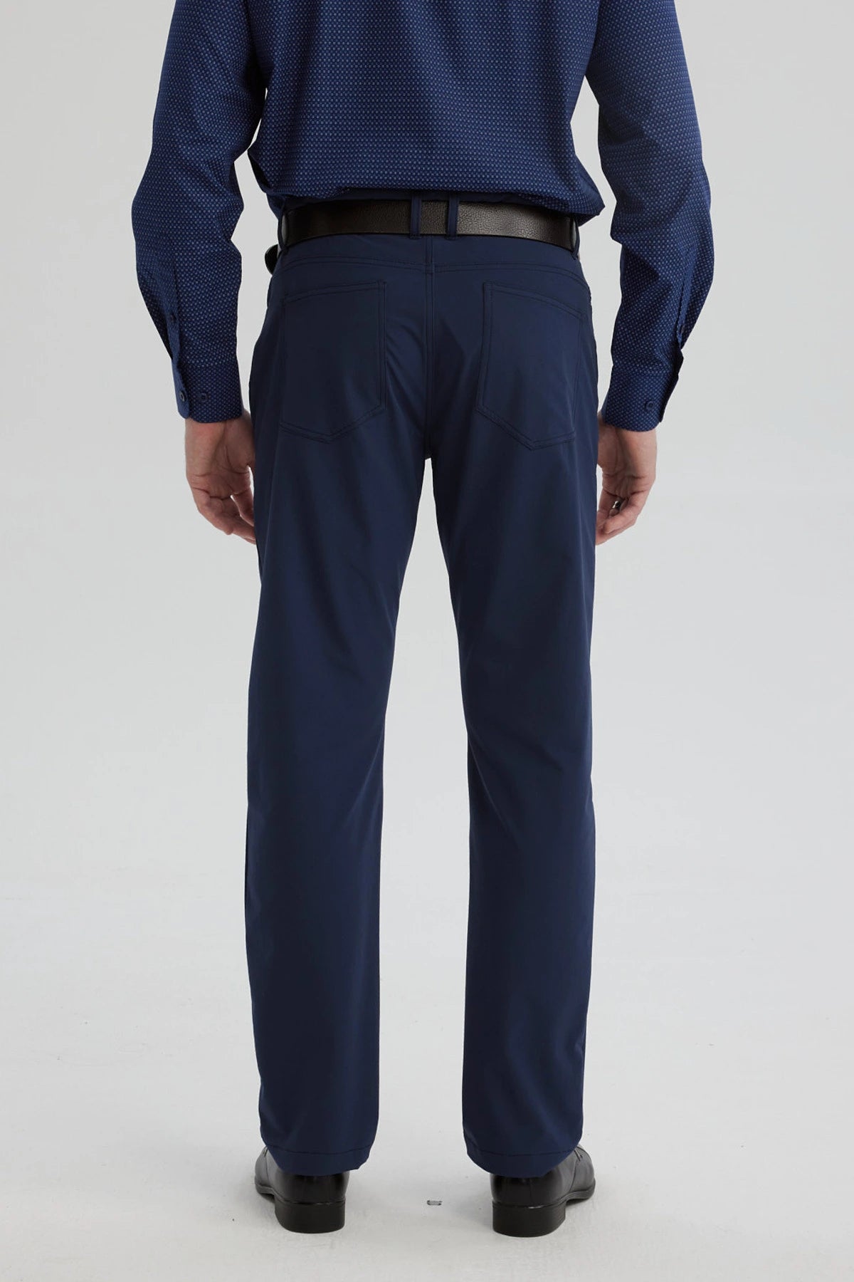 Pantalón hombre azul marino con diseño 5 bolsillos estilo clásico liso ideal para combinar en ocasiones formales o casuales
