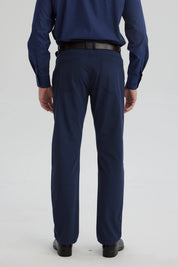 Pantalón hombre azul marino con diseño 5 bolsillos estilo clásico liso ideal para combinar en ocasiones formales o casuales