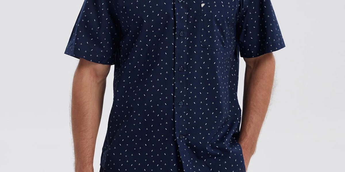 Camisa azul marino de hombre con estampado de mini print y manga corta