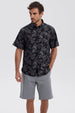 Camisa negra de hombre con estampado floral gris y diseño mini print