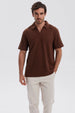 Polera hombre café con textura y cuello estilo polo
