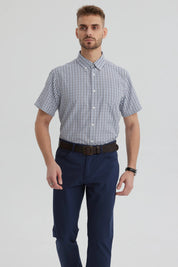 Camisa hombre azul de manga corta con estampado de cuadros pequeños en blanco y negro diseño clásico sin bolsillo