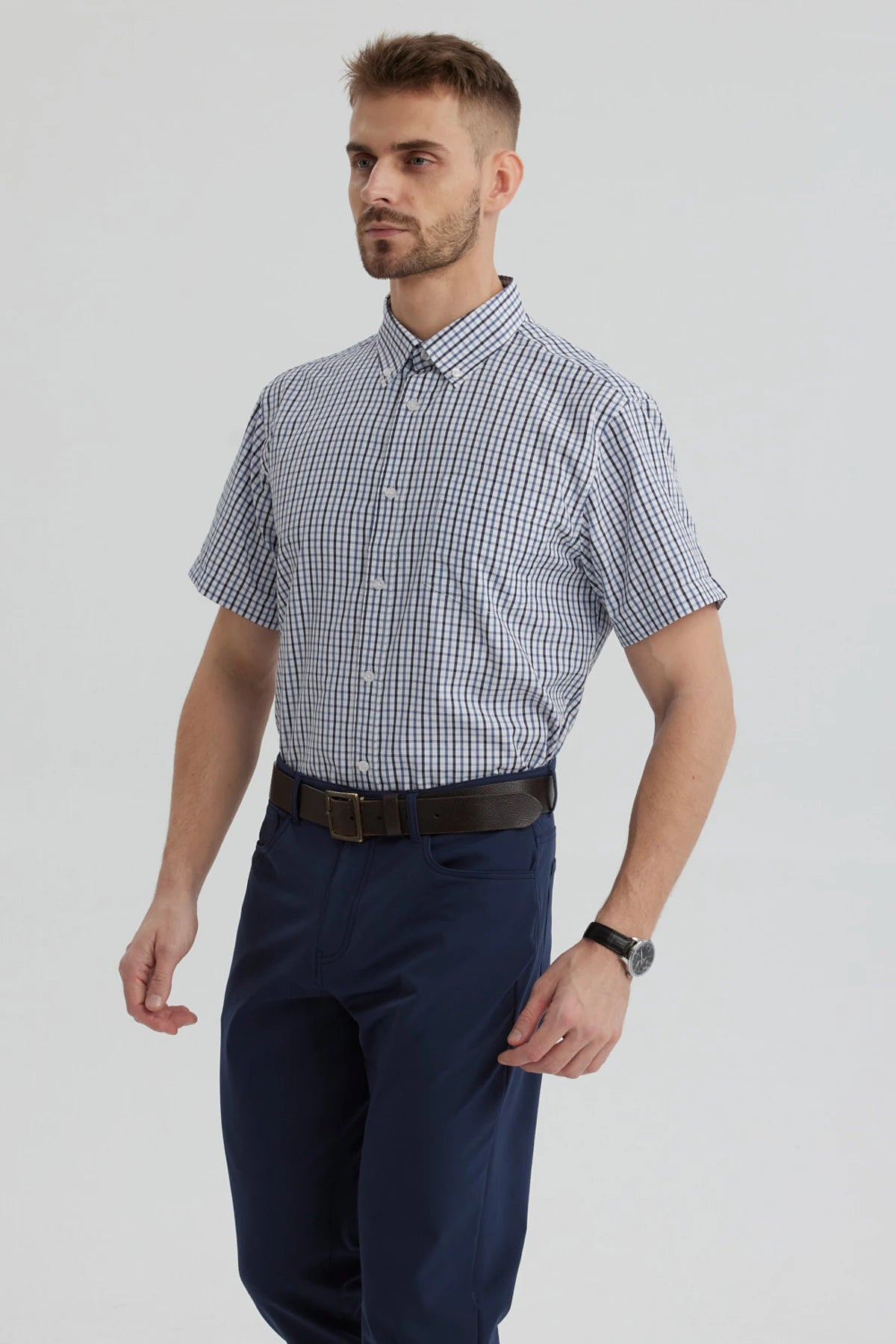 Camisa hombre azul de manga corta con estampado de cuadros pequeños en blanco y negro diseño clásico sin bolsillo