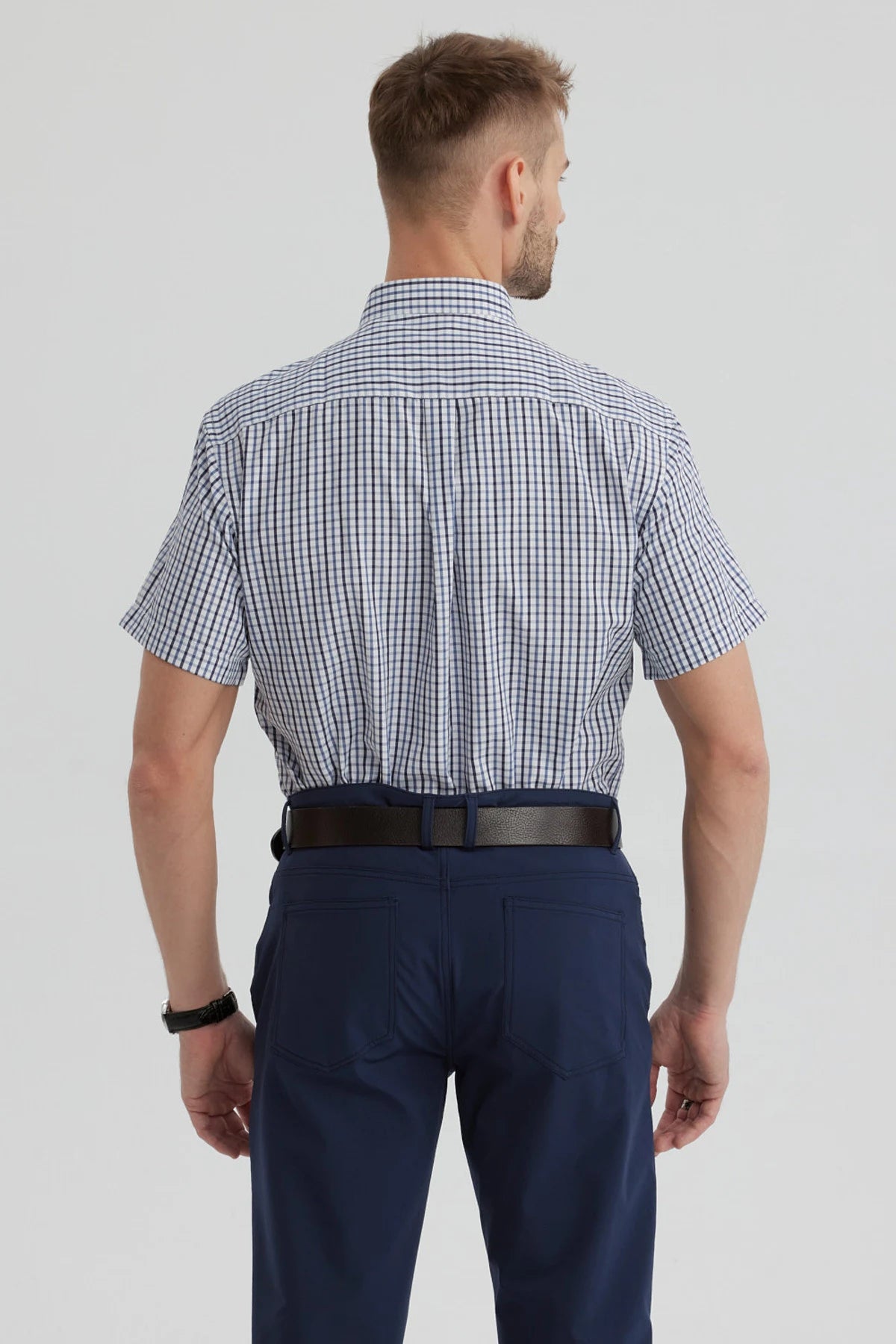 Camisa hombre azul de manga corta con estampado de cuadros pequeños en blanco y negro diseño clásico sin bolsillo