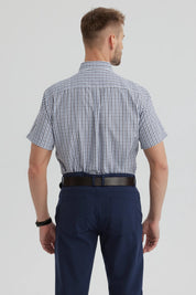 Camisa hombre azul de manga corta con estampado de cuadros pequeños en blanco y negro diseño clásico sin bolsillo