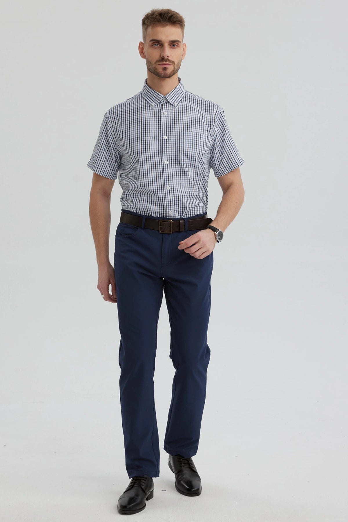 Camisa hombre azul de manga corta con estampado de cuadros pequeños en blanco y negro diseño clásico sin bolsillo