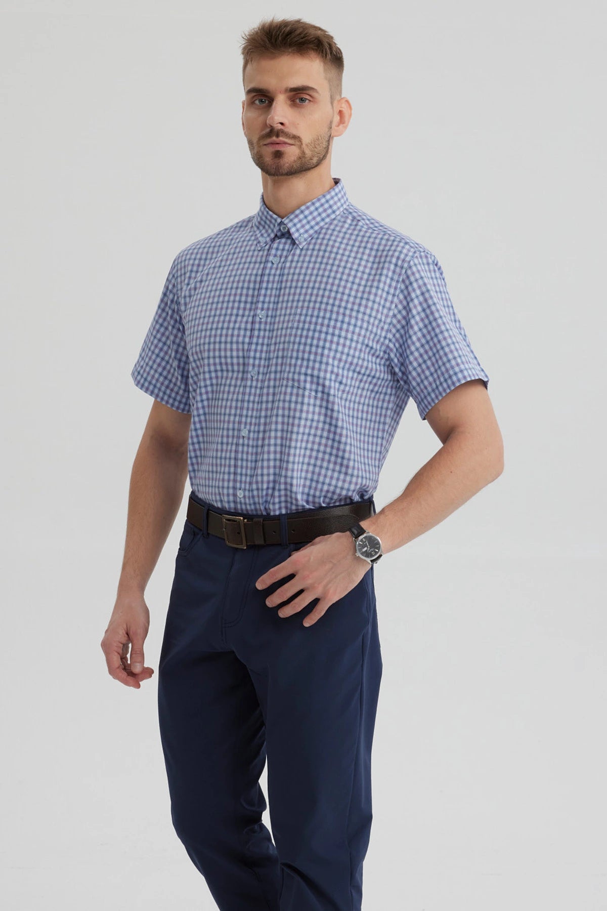 Camisa azul denim de hombre con estampado de cuadros pequeños en tonos azules y blancos sin bolsillo visible