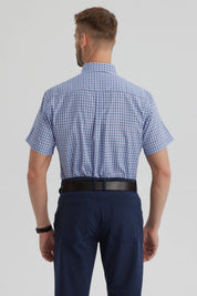 Camisa azul denim de hombre con estampado de cuadros pequeños en tonos azules y blancos sin bolsillo visible
