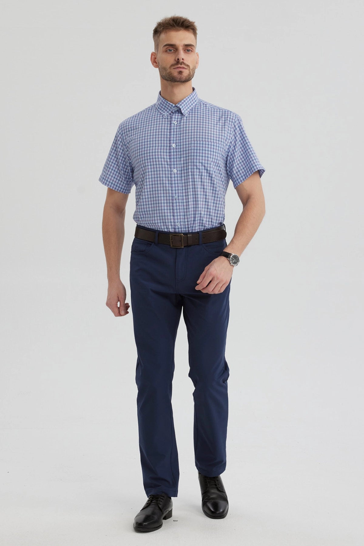 Camisa azul denim de hombre con estampado de cuadros pequeños en tonos azules y blancos sin bolsillo visible