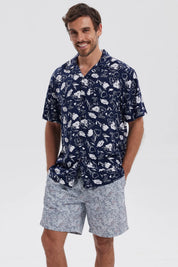 Camisa azul marino de hombre con estampado floral blanco en toda la prenda estilo casual relajado