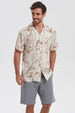 Camisa de hombre blanca con estampado abstracto en tonos marrones y beige manga corta sin bolsillo visible diseño casual