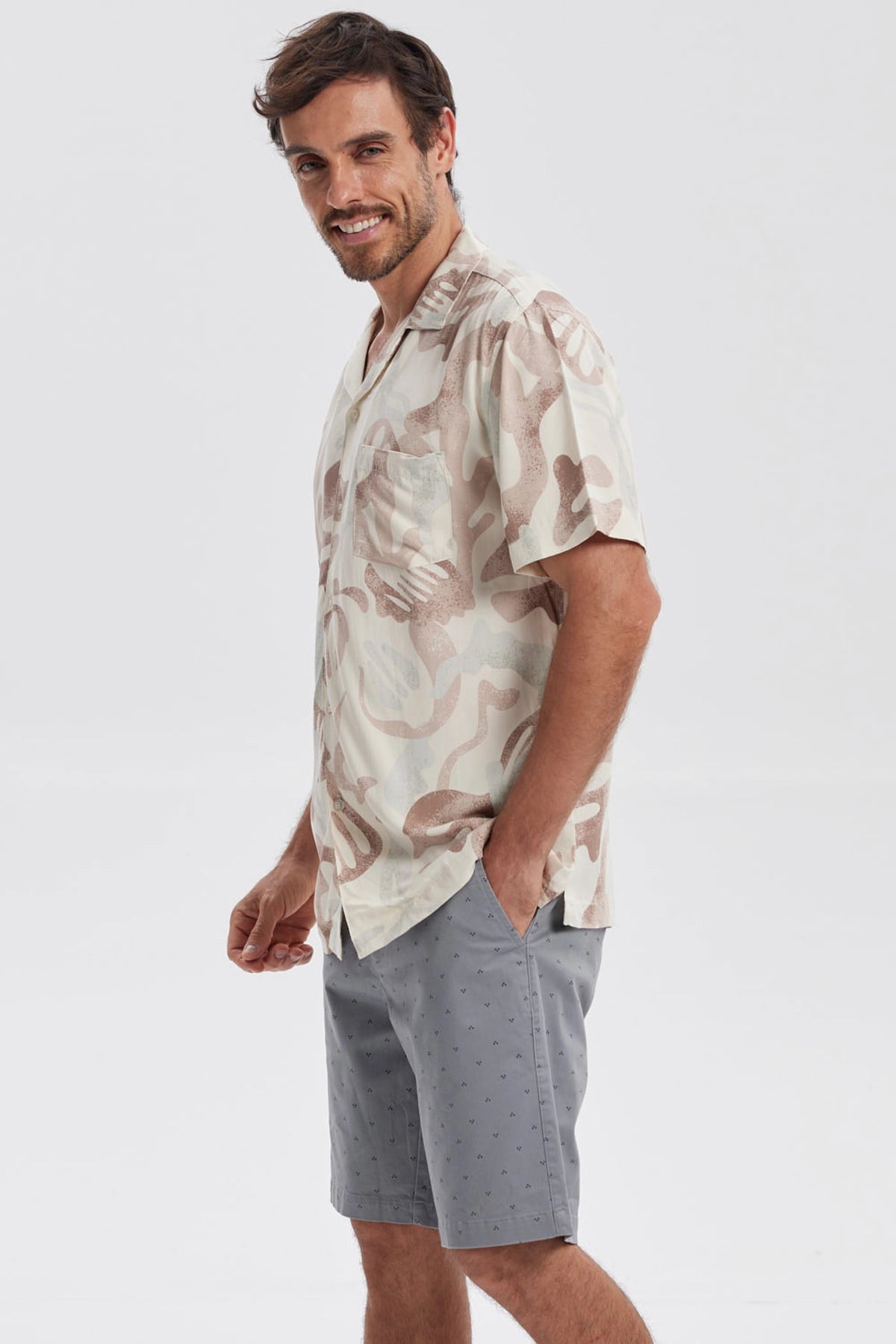 Camisa de hombre blanca con estampado abstracto en tonos marrones y beige manga corta sin bolsillo visible diseño casual
