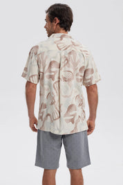 Camisa de hombre blanca con estampado abstracto en tonos marrones y beige manga corta sin bolsillo visible diseño casual