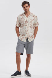 Camisa de hombre blanca con estampado abstracto en tonos marrones y beige manga corta sin bolsillo visible diseño casual