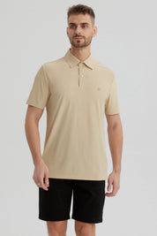 Polera técnica beige para hombre con cuello polo y botón frontal diseño liso ideal para estilo casual y moderno