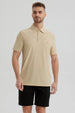 Polera técnica beige para hombre con cuello polo y botón frontal diseño liso ideal para estilo casual y moderno