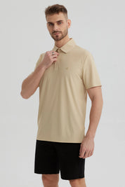 Polera técnica beige para hombre con cuello polo y botón frontal diseño liso ideal para estilo casual y moderno