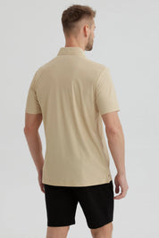 Polera técnica beige para hombre con cuello polo y botón frontal diseño liso ideal para estilo casual y moderno