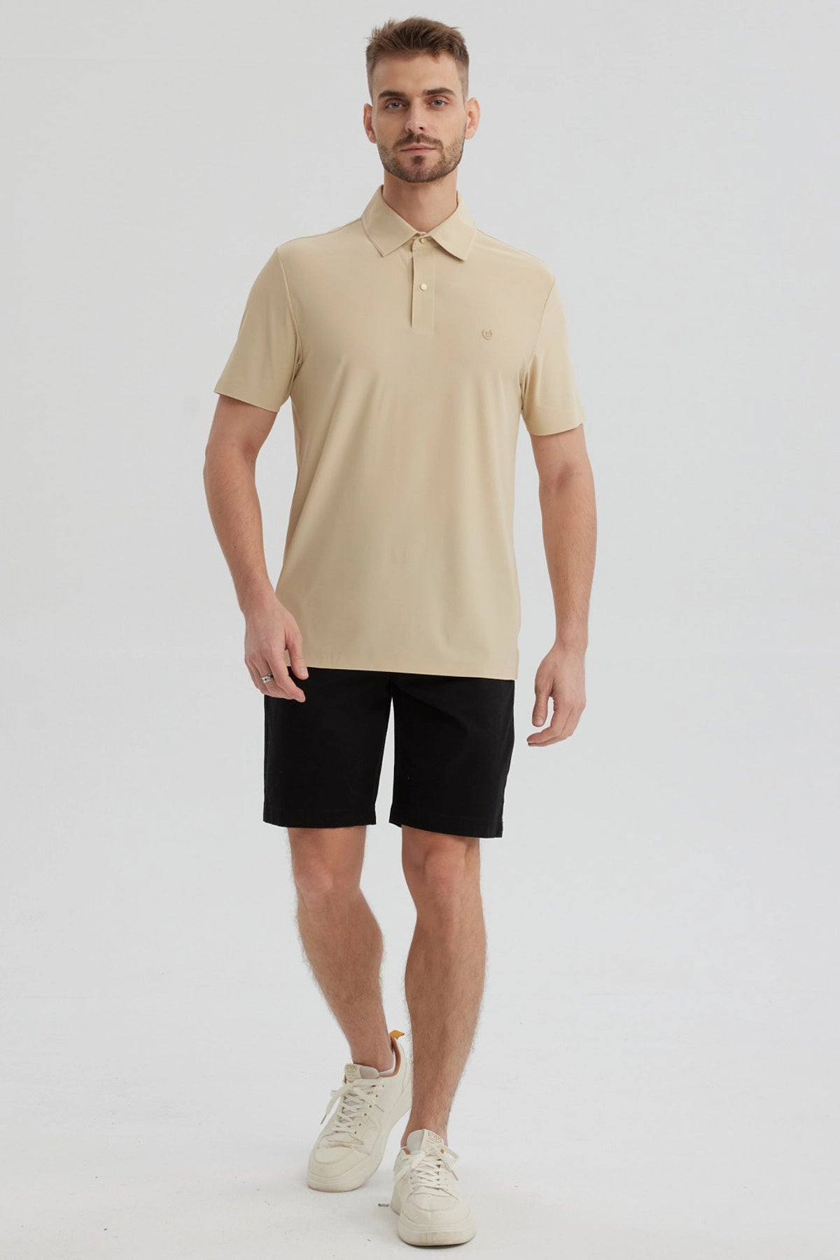 Polera técnica beige para hombre con cuello polo y botón frontal diseño liso ideal para estilo casual y moderno