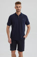 Polera hombre azul marino con cierre frontal corto y detalle discreto en el pecho diseño liso sin estampa visible