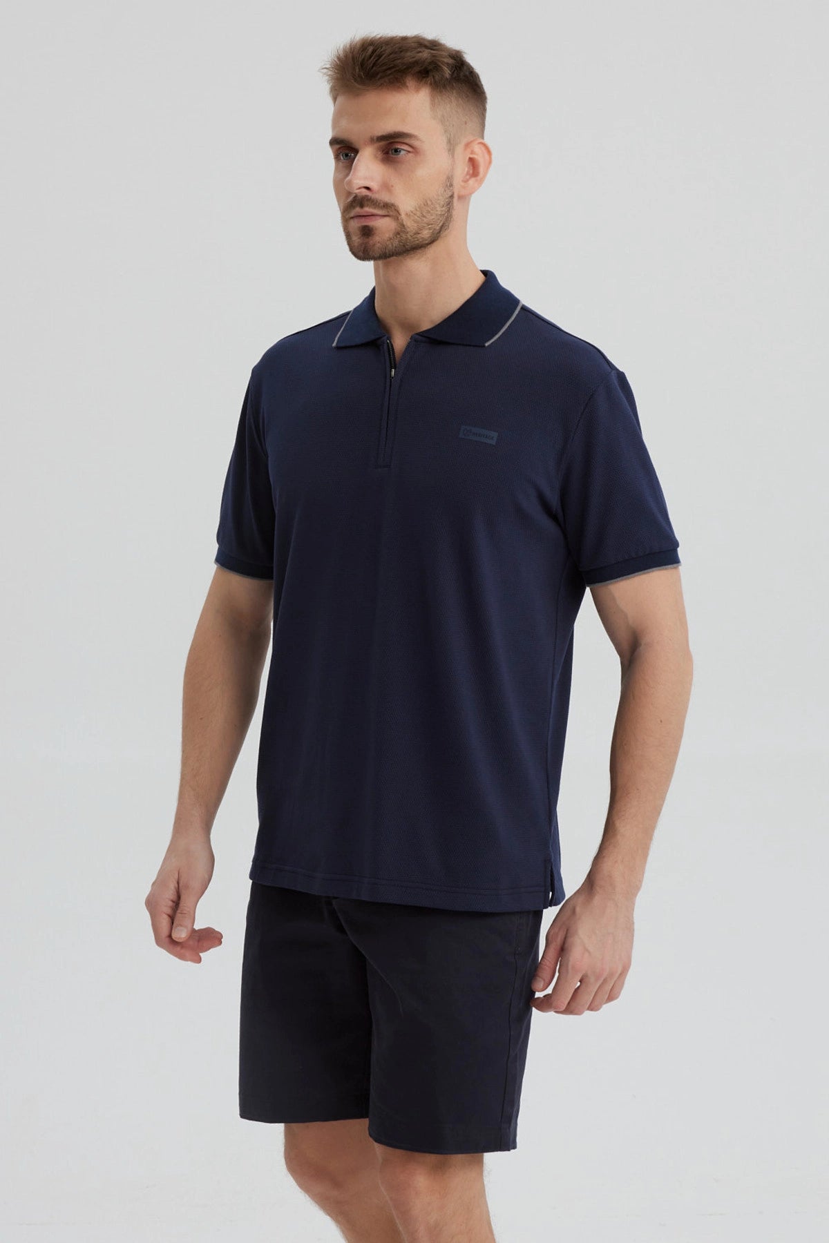 Polera hombre azul marino con cierre frontal corto y detalle discreto en el pecho diseño liso sin estampa visible