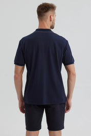 Polera hombre azul marino con cierre frontal corto y detalle discreto en el pecho diseño liso sin estampa visible