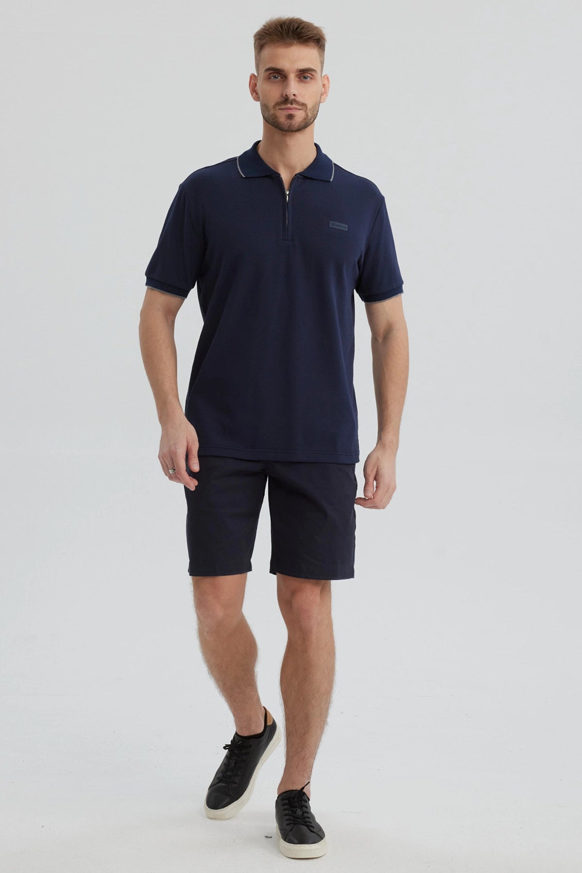 Polera hombre azul marino con cierre frontal corto y detalle discreto en el pecho diseño liso sin estampa visible