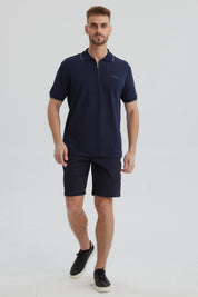 Polera hombre azul marino con cierre frontal corto y detalle discreto en el pecho diseño liso sin estampa visible