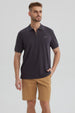 Polera hombre gris con cierre frontal y logo discreto en el pecho estilo casual para un look relajado y moderno