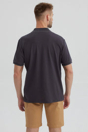 Polera hombre gris con cierre frontal y logo discreto en el pecho estilo casual para un look relajado y moderno