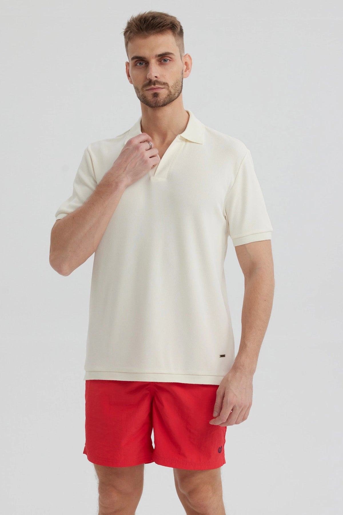 Polera hombre beige lisa con textura cuello polo manga corta ajuste relajado