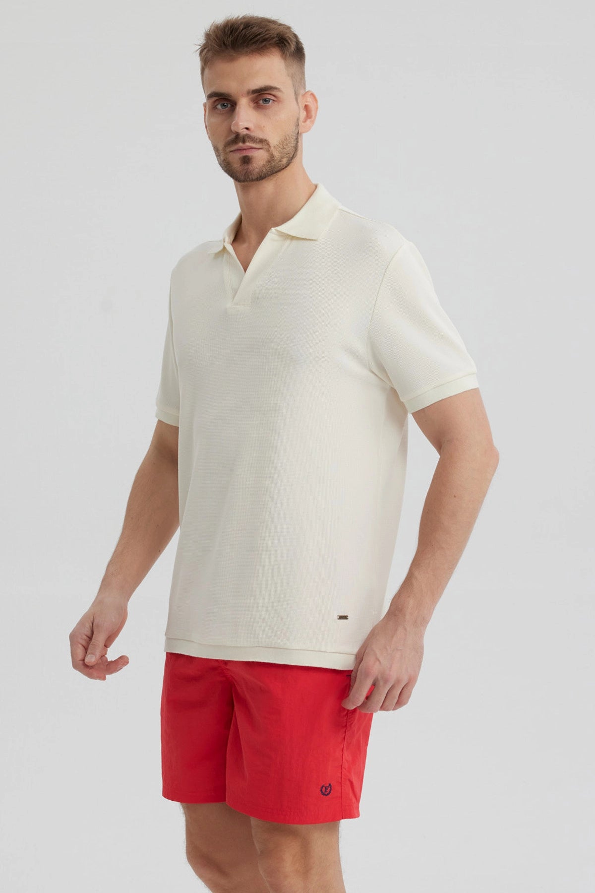 Polera hombre beige lisa con textura cuello polo manga corta ajuste relajado