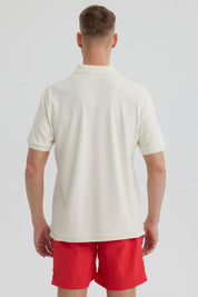 Polera hombre beige lisa con textura cuello polo manga corta ajuste relajado