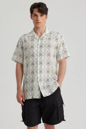 Camisa blanca de hombre con cuello camisero y estampado geométrico negro estilo vintage en toda la prenda