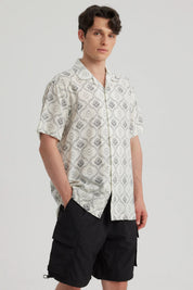 Camisa blanca de hombre con cuello camisero y estampado geométrico negro estilo vintage en toda la prenda